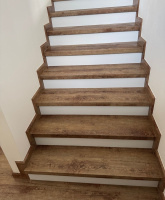  Vinylové schody s bílou podstupnicí BUKOMA Dub přírodní